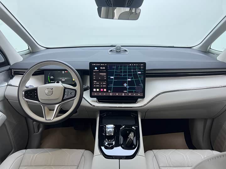 Фото 4 - Volvo EM90