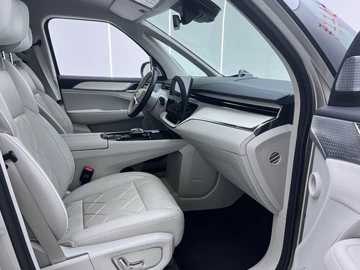 Фото 6 - Volvo EM90