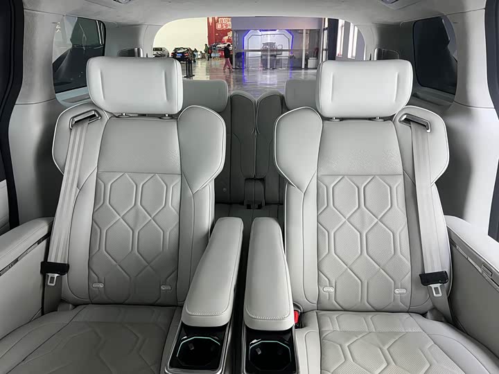 Фото 8 - Volvo EM90