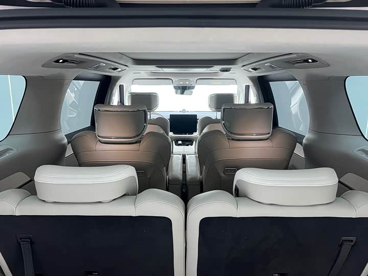 Фото 9 - Volvo EM90