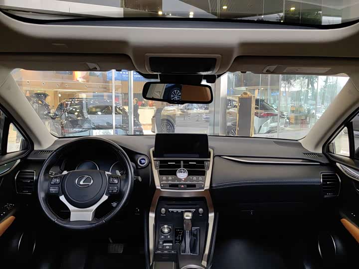 Фото 3 - Lexus NX