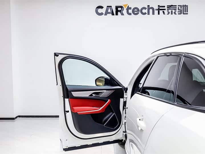 Фото 8 - Jaguar F-Pace