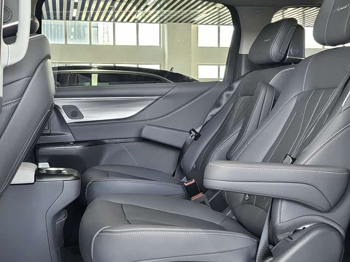 Фото 8 - Buick GL8 Hybrid