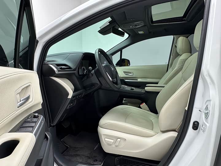 Фото 7 - Toyota Sienna