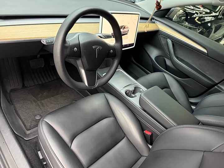 Фото 4 - Tesla Model 3