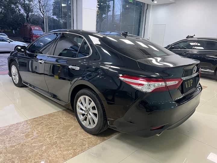 Фото 4 - Toyota Camry