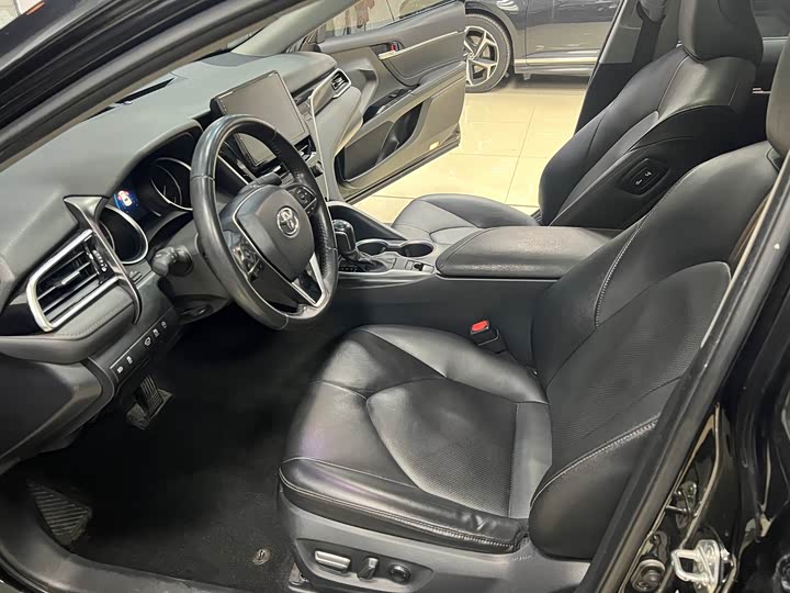 Фото 8 - Toyota Camry