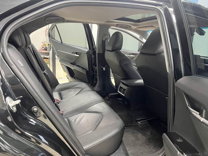 Фото 9 - Toyota Camry