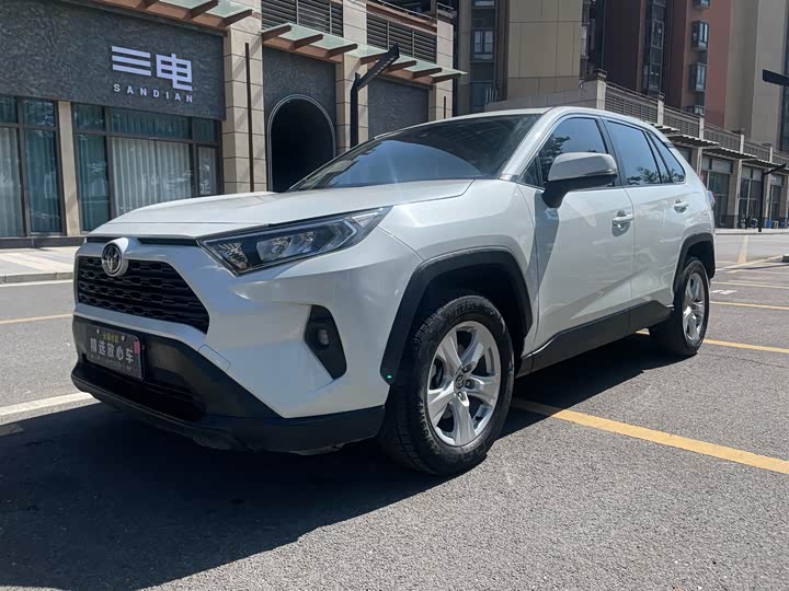 Фото 1 - Toyota RAV4