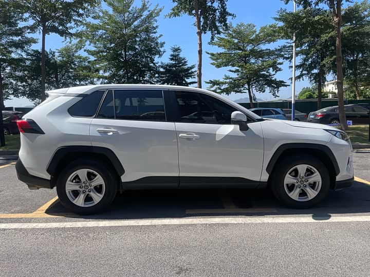 Фото 4 - Toyota RAV4