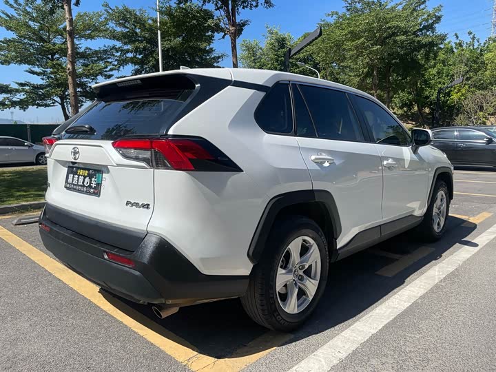 Фото 5 - Toyota RAV4