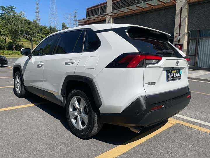 Фото 7 - Toyota RAV4