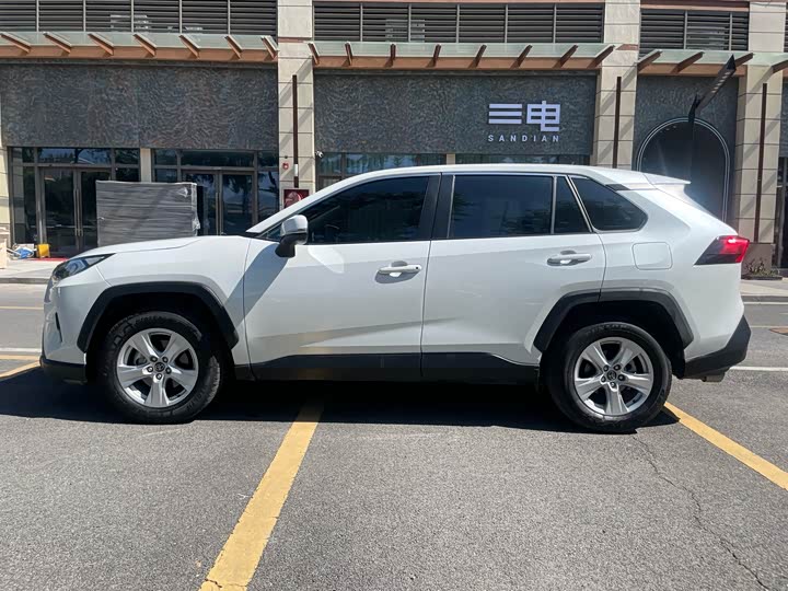 Фото 8 - Toyota RAV4