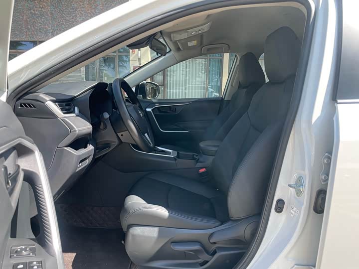 Фото 9 - Toyota RAV4