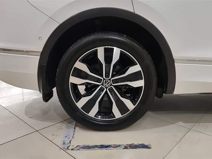 Фото 6 - Volkswagen Tiguan L Pro