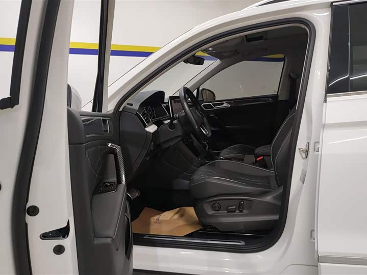 Фото 9 - Volkswagen Tiguan L Pro