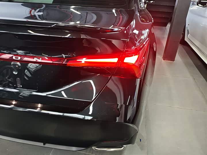 Фото 8 - Toyota Avalon