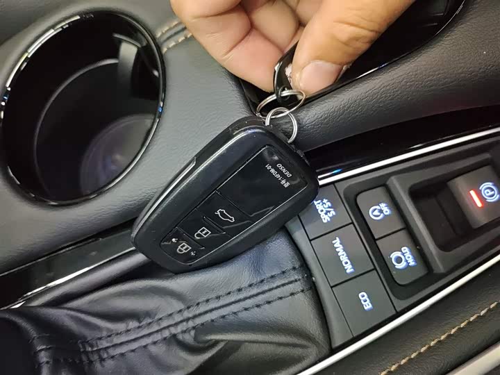 Фото 9 - Toyota Avalon