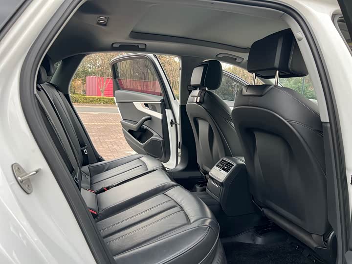 Фото 8 - Audi A4L