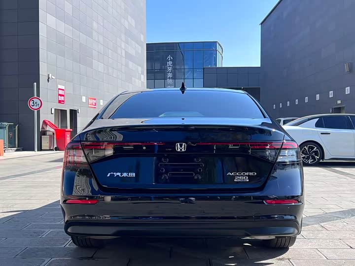 Фото 8 - Honda Accord