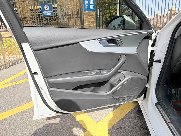 Фото 5 - Audi A4L