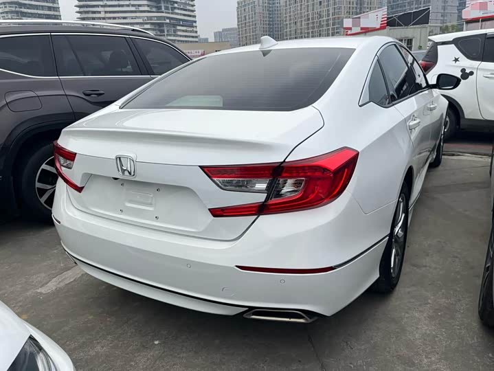 Фото 4 - Honda Accord