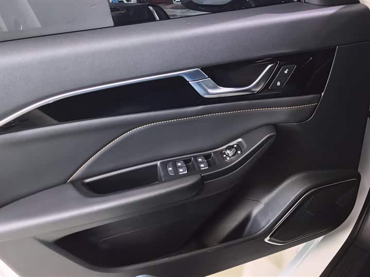 Фото 7 - Bestune B70