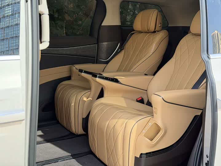 Фото 7 - Denza D9