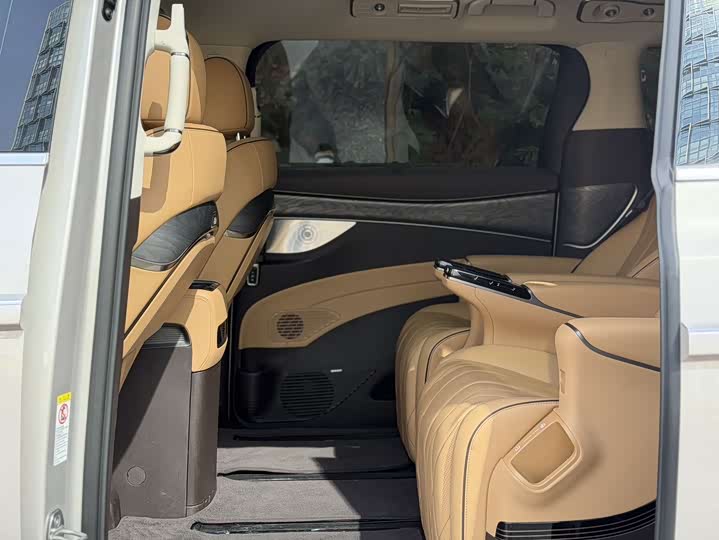 Фото 8 - Denza D9