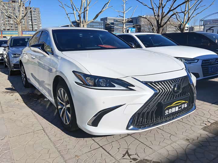 Фото 2 - Lexus ES