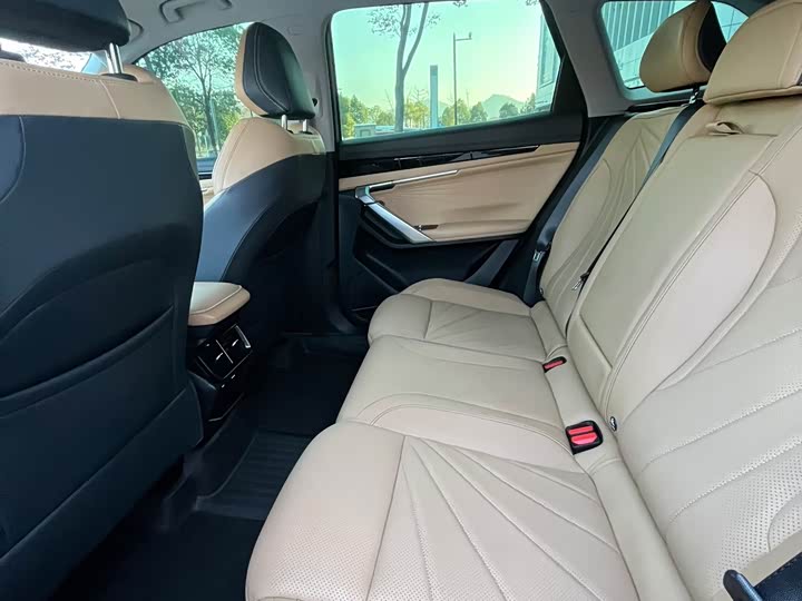 Фото 5 - Geely Atlas L