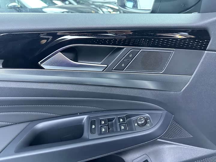 Фото 8 - Volkswagen Passat