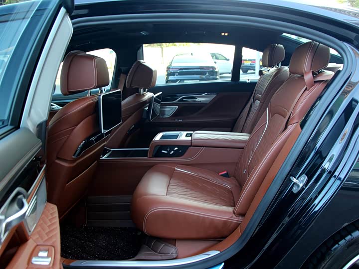 Фото 9 - BMW 7 Series