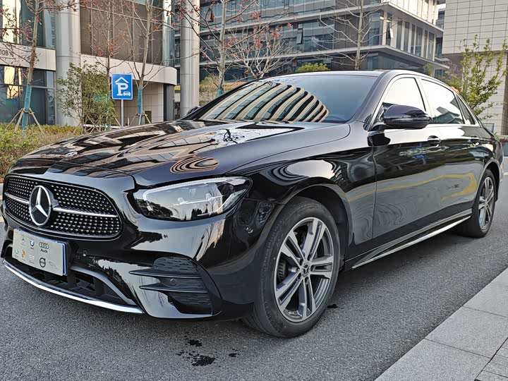 Фото 1 - Mercedes-Benz E-Class