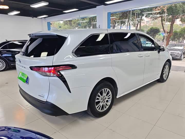 Фото 7 - Toyota Sienna