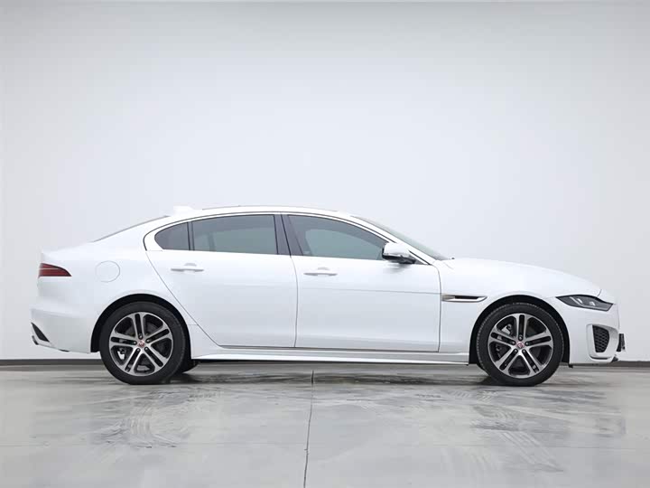 Фото 6 - Jaguar XE L