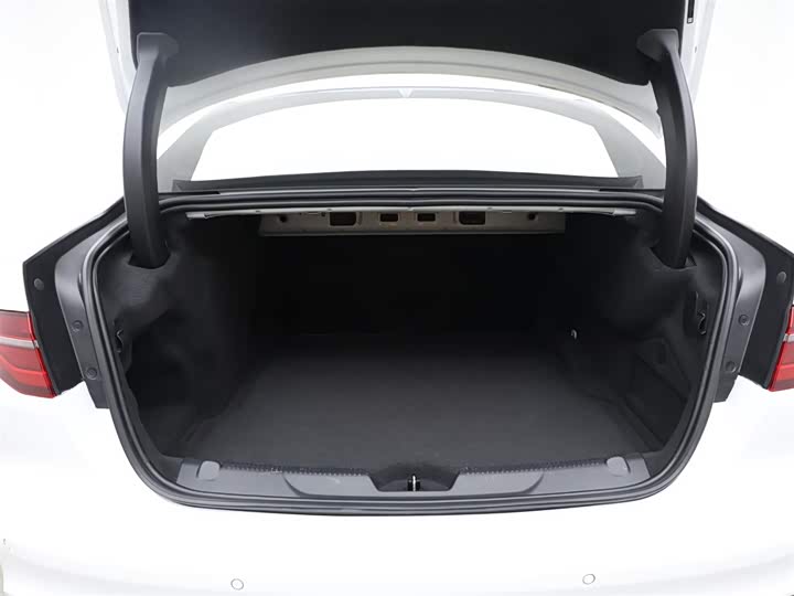 Фото 8 - Jaguar XE L