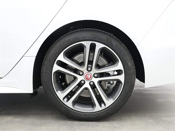 Фото 9 - Jaguar XE L