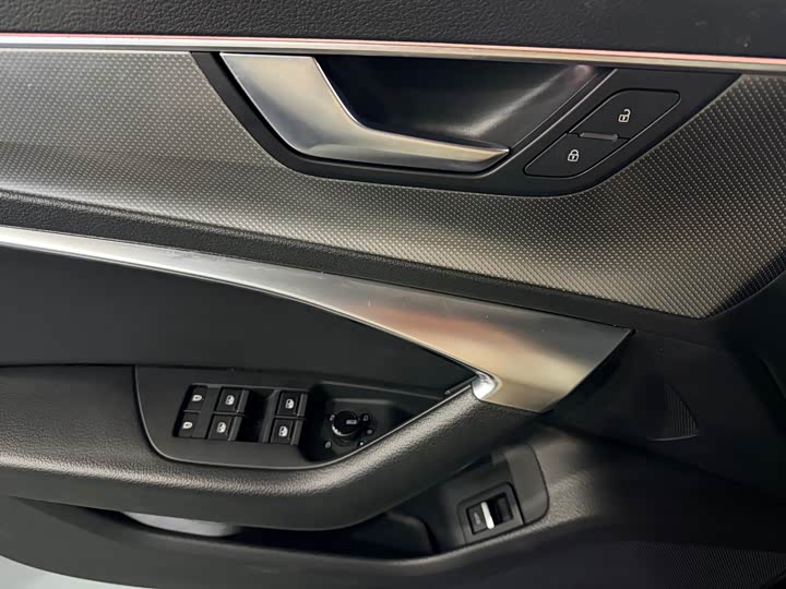 Фото 5 - Audi A6L