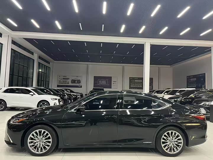 Фото 3 - Lexus ES