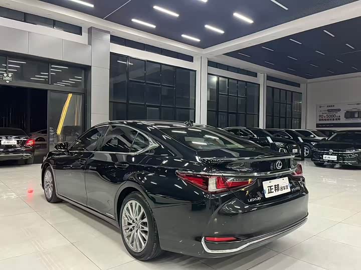 Фото 5 - Lexus ES