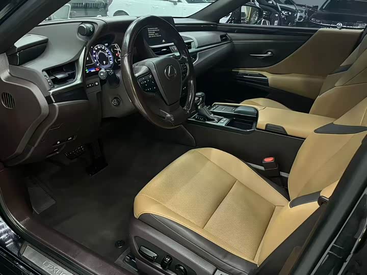 Фото 6 - Lexus ES