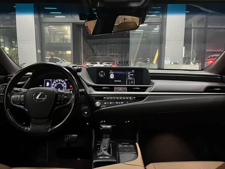 Фото 8 - Lexus ES