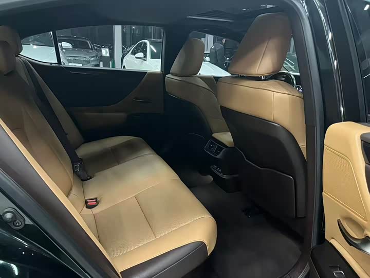 Фото 9 - Lexus ES