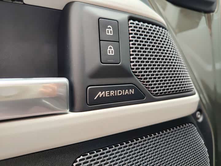 Фото 8 - Land Rover Defender