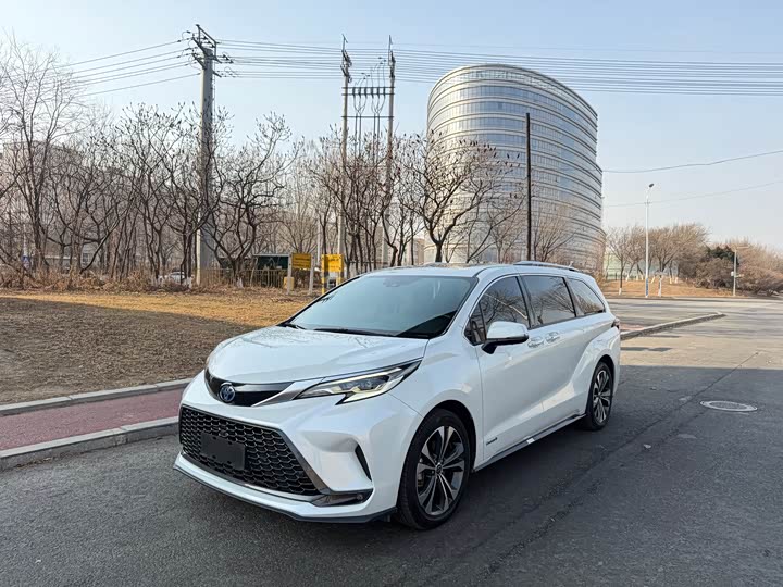 Фото 1 - Toyota Granvia