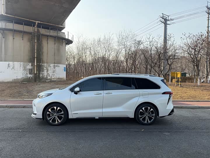 Фото 3 - Toyota Granvia