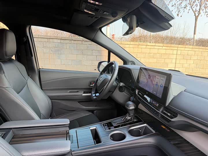 Фото 9 - Toyota Granvia