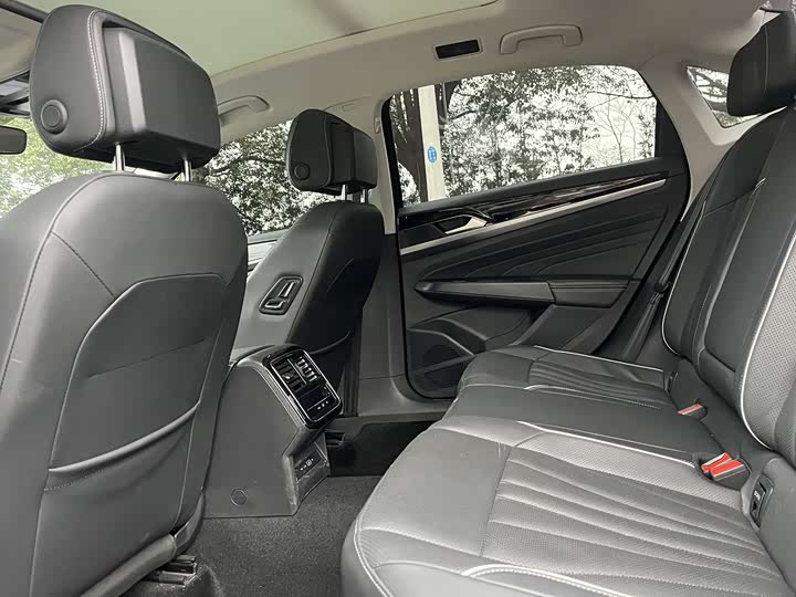 Фото 9 - Volkswagen Passat