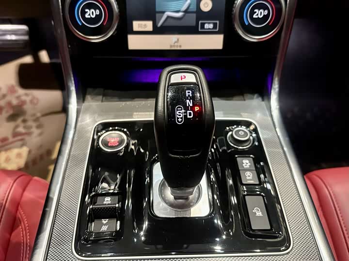 Фото 8 - Jaguar XE L